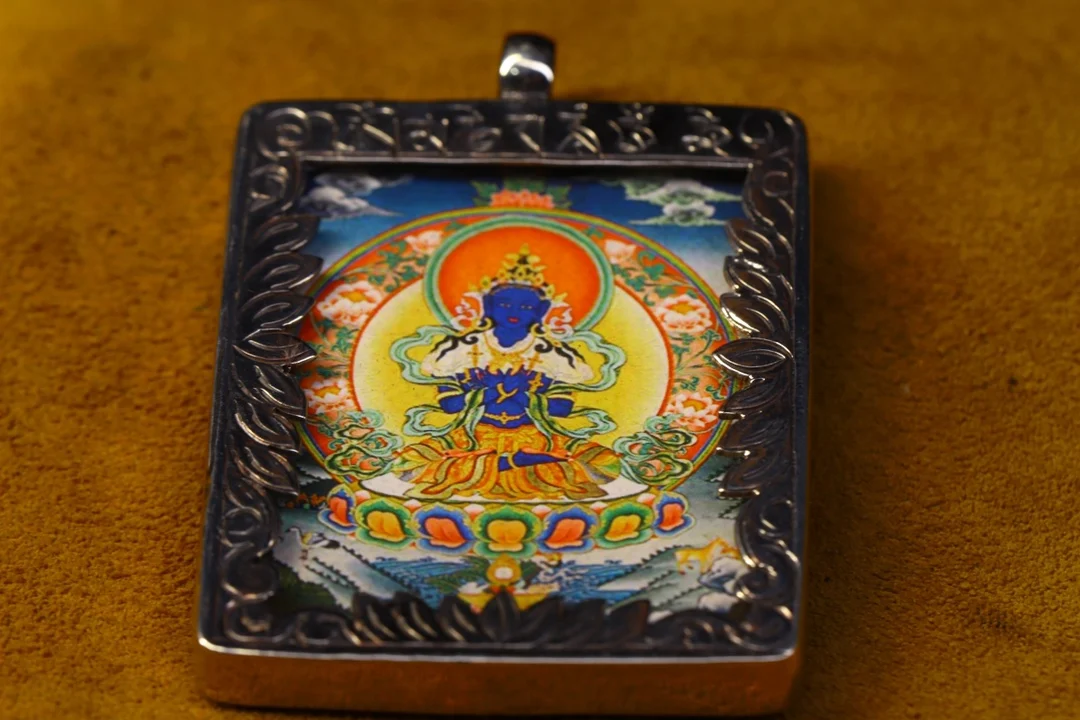 

2"Tibet Temple Collection Old Bronze Gilt silver Thangka Vajrasattva Buddha Pendant Amulet Dharma Town House Exorcism