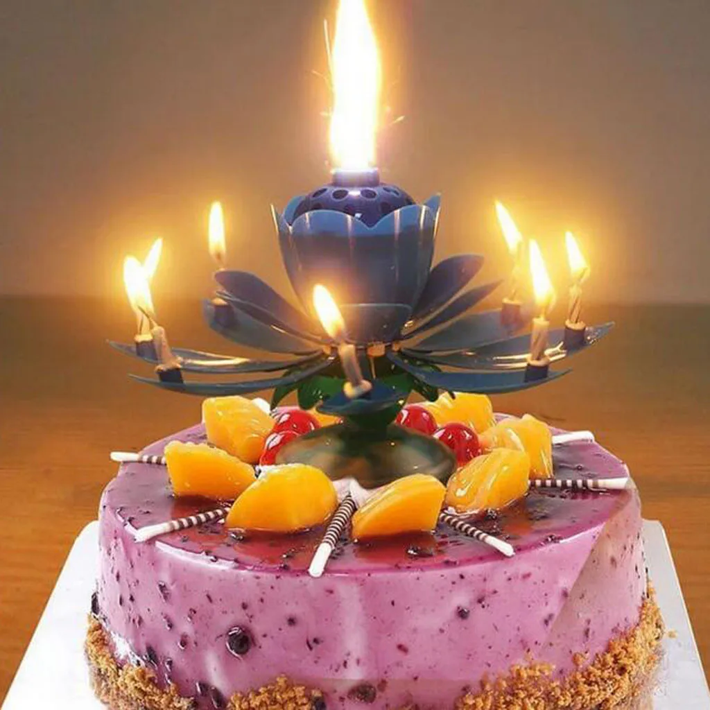 Видео торт свечи. Тортик со свечками. Свечи для торта. Тортик со свечами. Торт со свечами картинки.