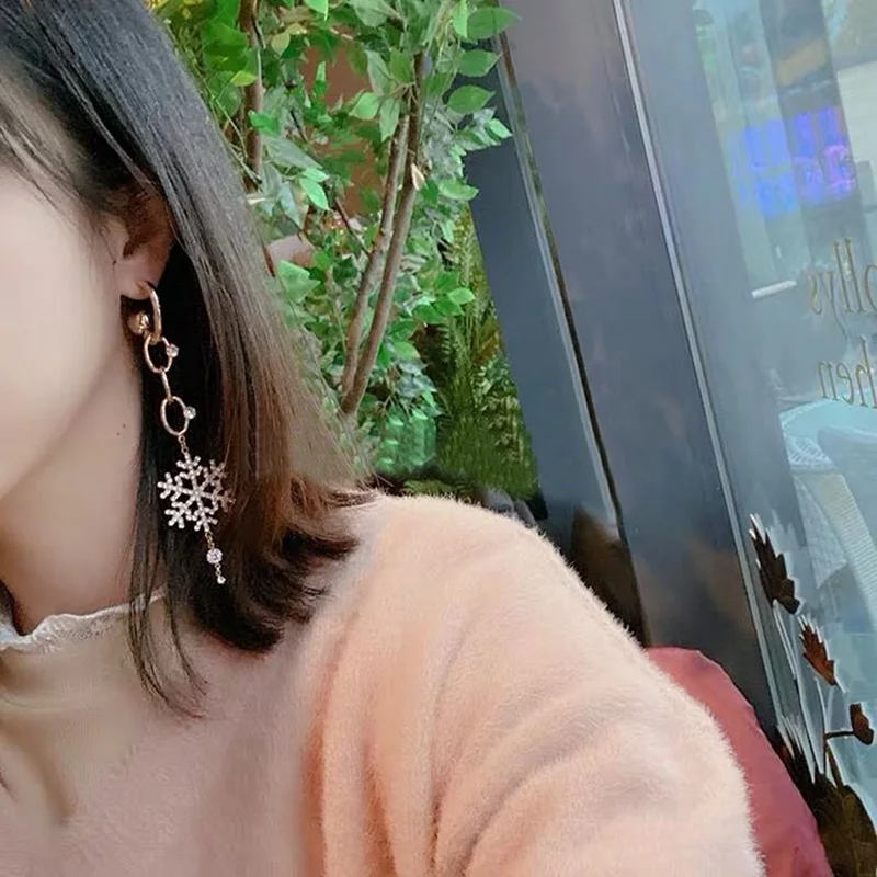 MENGJIQIAO Новые блестящие стразы Снежинка Асимметричные Длинные висячие серьги для женщин Кристалл Pendientes роскошные рождественские ювелирные изделия