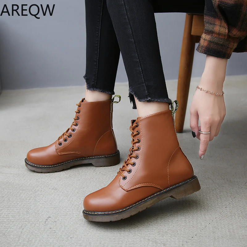 Зимние ботинки на меху Мартинс женская обувь платформе женские кожаные