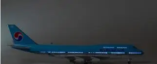1/150 Корея модель самолета Boeing 747 A380 модель самолета литой коллекции с колесами и базами - Цвет: 747 With LED light