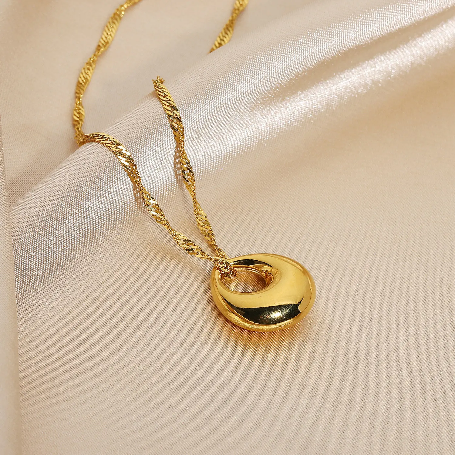 2021 Retro Simplicity Geometric Pendant Necklace Trendy Retro Necklace Glossy Collarbone Chain Woman Snake Chain Metal
