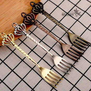 

Vacclo 1PC Retro Crown Mini Fruit Fork Vintage Dessert Cake Melon Cute Fork Kitchen Tableware Gift Coffee Store Cup Mug Decor