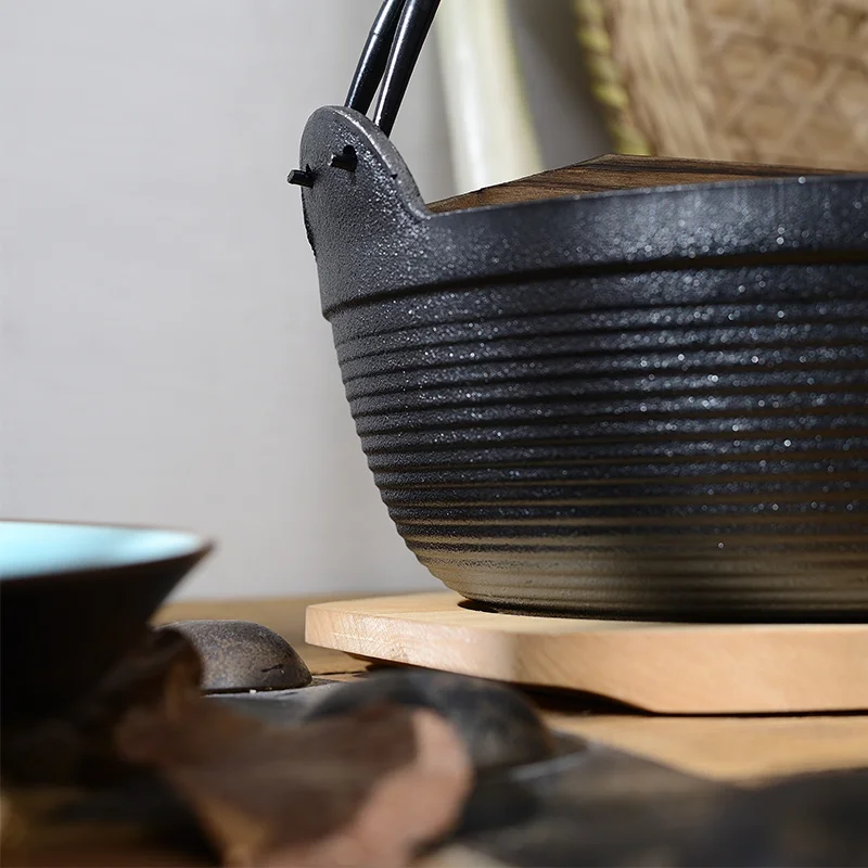 Household cast iron stew pan uncoated soup rice hot pot wooden glass lid with wood pad set saucepot stewpan