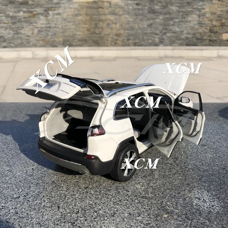 Литая модель автомобиля для нового Cherokee 1:18(белый)+ маленький подарок