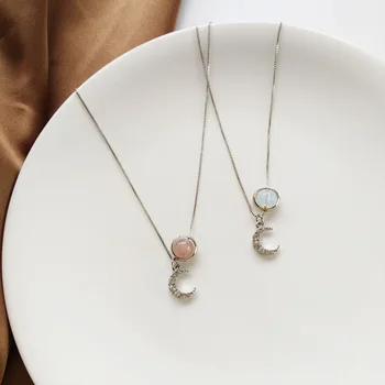 

Simple Non-mainstream Summer Daily Life Collocation Necklace Cool Moon Pendant Necklace Elegant Strawberry Crystal Choker 749