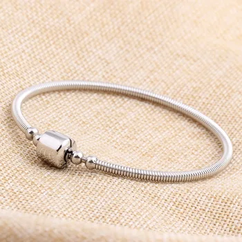 

DZ 30% PC Top Quality Limited Edition Beauty And The Beast Bangle With Belle's Enchanted Rose Clasp