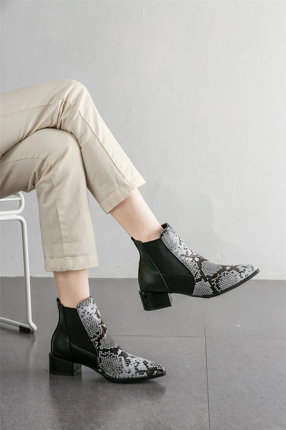 Женские ботинки «Челси»; ботинки со змеиным принтом; женские ботинки с острым носком на высоком каблуке; коллекция года; сезон осень-зима; Модные женские ботильоны; размер 40
