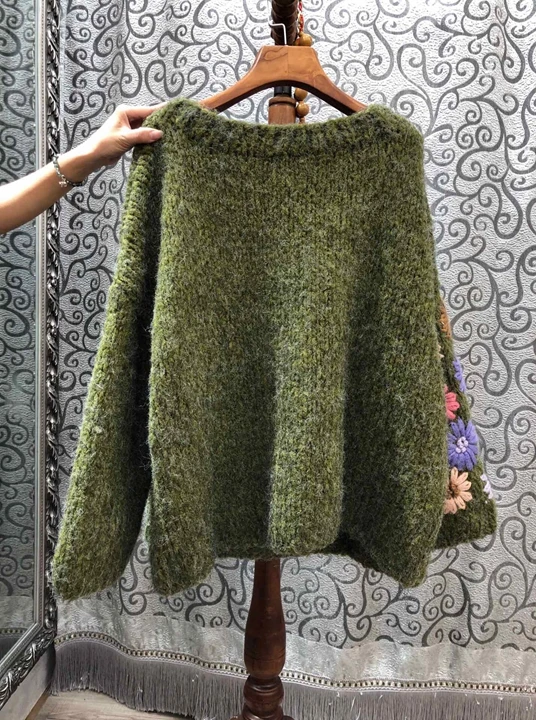 Early Autumn New Women's Broad-necked Flower Patterns Colour-matching Knitted Long-sleeved Loose Knitted Shirt 918