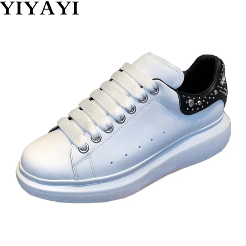 Белые туфли на плоской подошве из коровьей кожи с заклепками женские