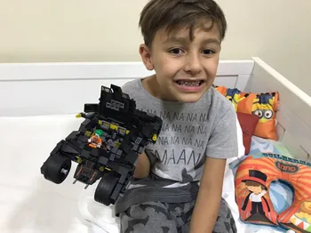 

[ Funny ] DIY 325pcs Comics Super Heroes Batman Tumbler car + 2 figure model Building Blocks Compatible baby kids gift