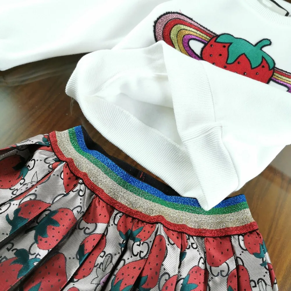 Комплекты одежды для девочек; футболка с длинными рукавами и вышитой клубничкой из мультфильма+ плиссированная юбка; комплекты одежды для девочек из 2 предметов; Детский костюм