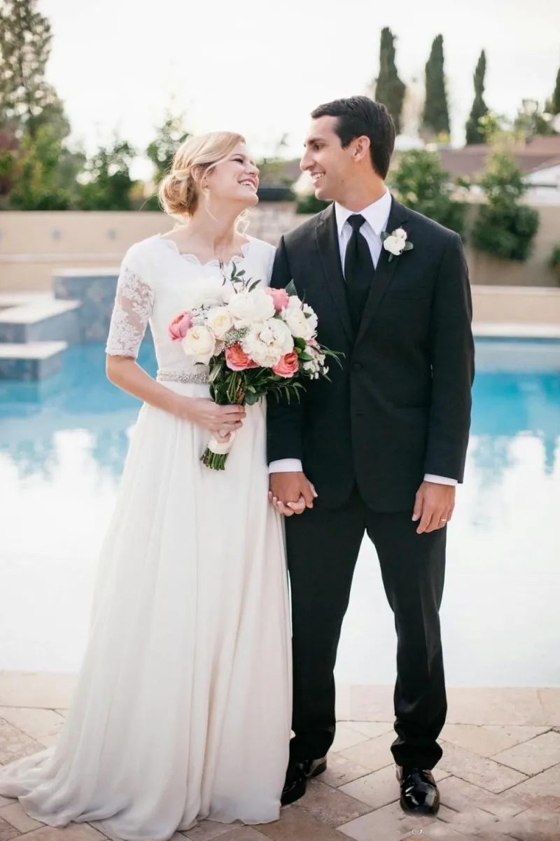 

Vintage Lace A Line Wedding Dresses With Applique Beads Sash Half Sleeve Elegant Garden Bridal Gowns