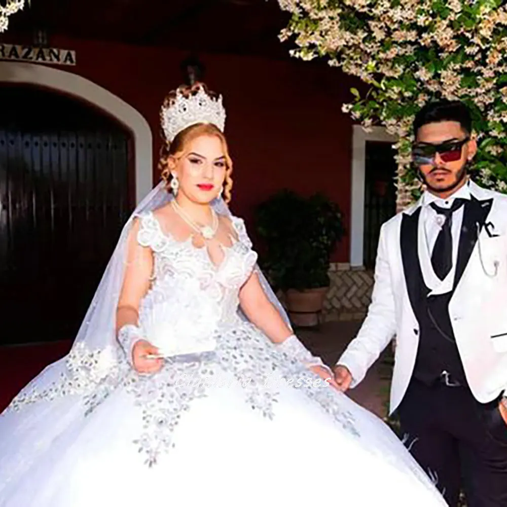 Luksusowe Off The Shoulder koralikowe frędzelki suknia Quinceanera suknie Illusion kryształowe aplikacje słodkie 16 Vestidos De 15 Años