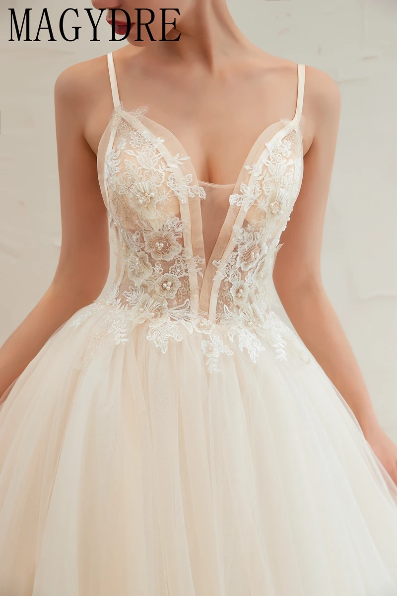 Charming Spaghetti Straps Soft Tulle V-Neck Ball Gown Wedding Dress Appliques Sleeveless Backless Floor Length Long White Dress