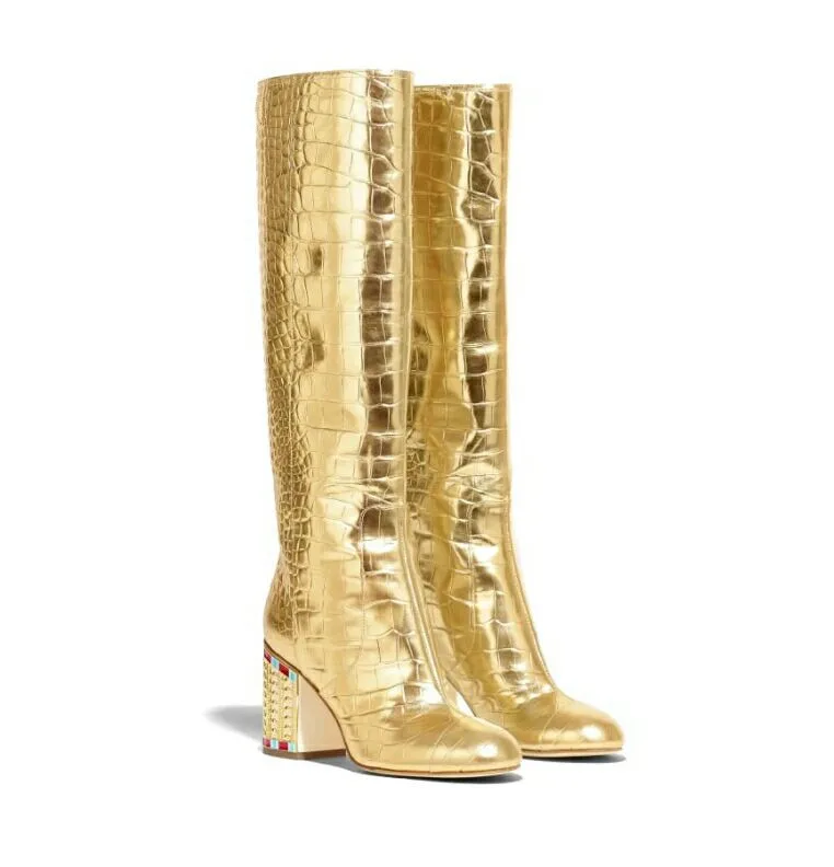 Модные высокие женские сапоги из крокодиловой кожи золотого цвета в египетском стиле; женские сапоги до колена на не сужающемся книзу массивном каблуке, Украшенные бусинами; цвет золотистый; женские высокие сапоги золотого цвета в египетском стиле