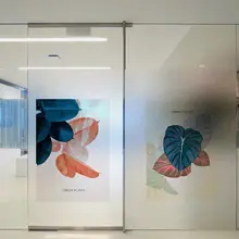 Пользовательские стеклянные оконные пленки статические цепляются матовые наклейки, наклейки для украшения дома, водонепроницаемые для дверь в ванную плакат листья