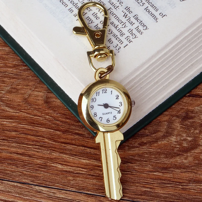 Reloj de bolsillo de cuarzo con llave dorada, con personalidad, a la moda, cartas bonitas con anilla de pared