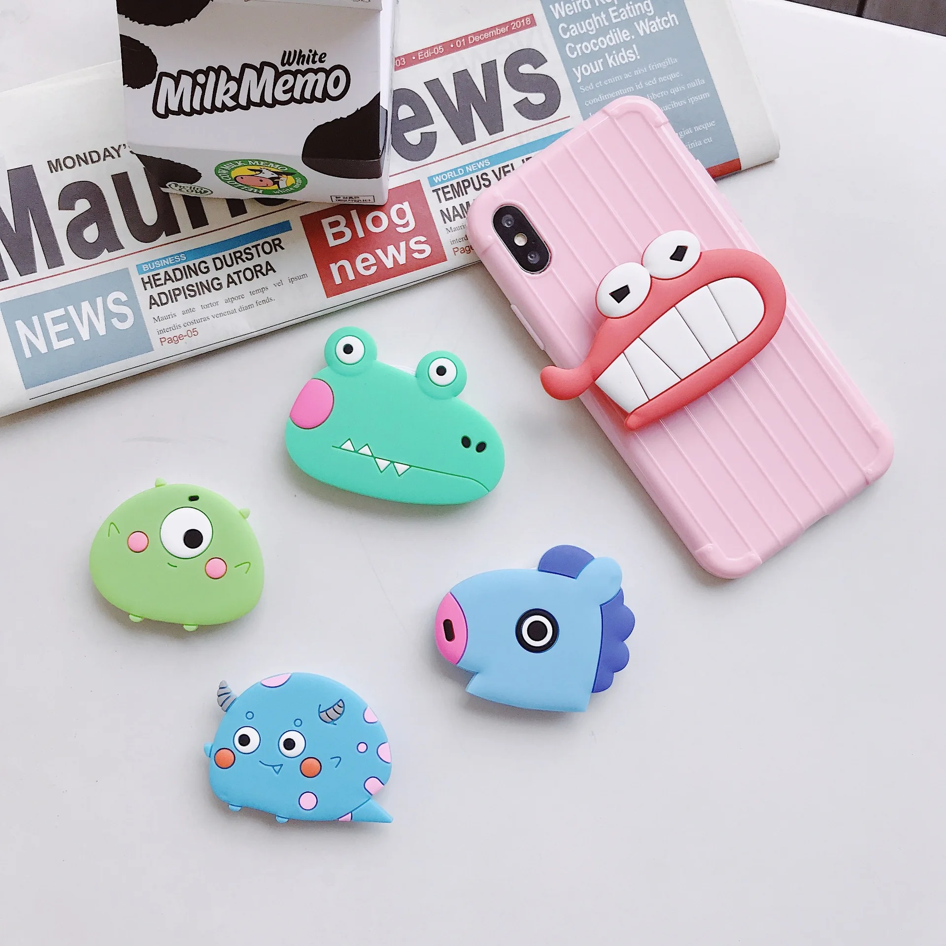 

WholesaPPSocket mobile phone soket stretch bracket Cartoon airbag Phone Expanding phone Stand Finger car phone Holder Pipsocket