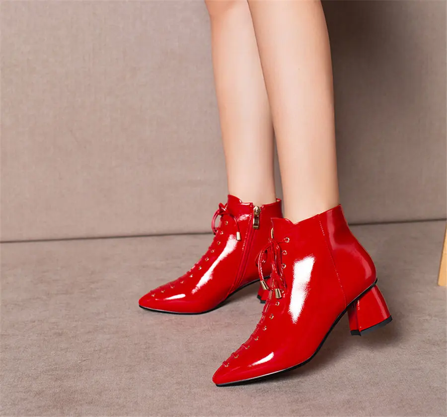 Зимние женские Ботинки martin в британском стиле; Цвет Красный; лакированная кожа; острый носок; Высокий блочный каблук; плюшевые ботильоны; повседневная женская обувь на молнии со шнуровкой