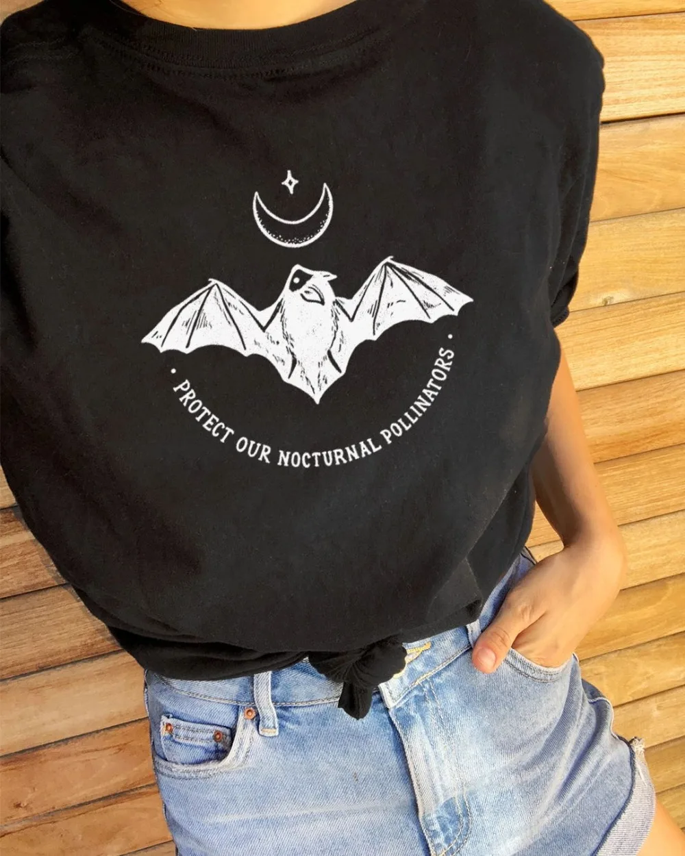 NocturnalPollinators_TShirt_Black_Lifestyle1_2000x2000_crop_center_看图王.web