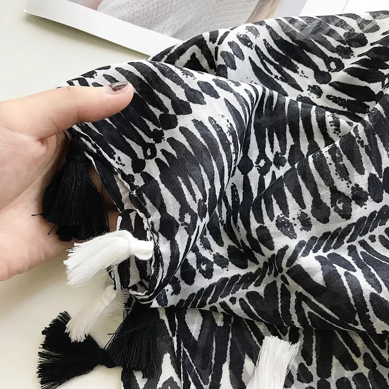 

2019 Women Luxury Geometric Paisley Viscose Scarf Lady Print Soft Shawls and Echarpes Wrap Pashmina Scarves Muslim Stole Bandana