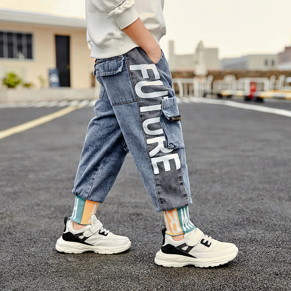Новые джинсы для мальчиков, детские джинсы с буквенным принтом для мальчиков, джинсы с эластичной резинкой на талии, детские осенние модные джинсы, одежда для мальчиков 6, 8, 10, 12, 14 лет