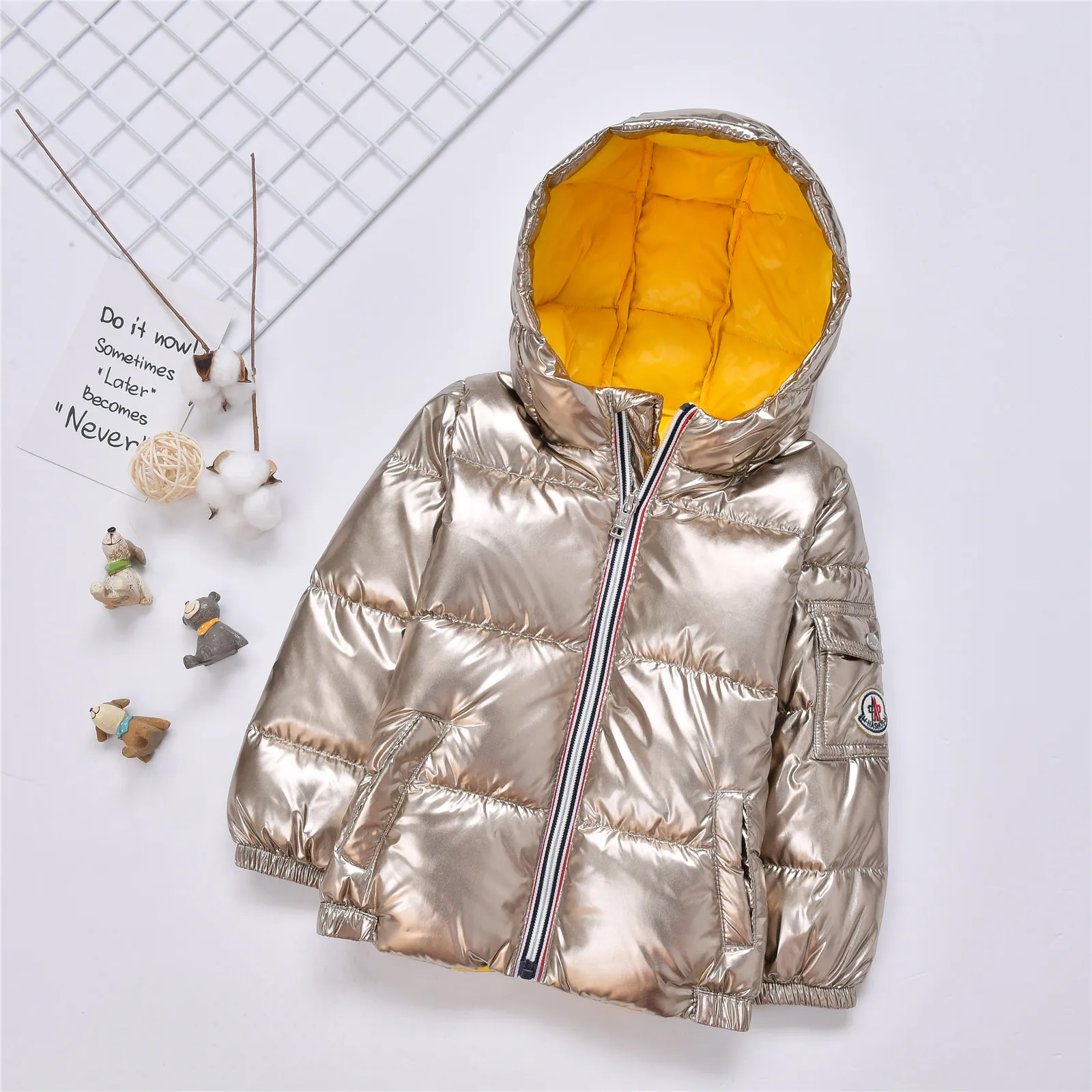

2018 New Children's Glossy Short Paragraph Small Silver Man down Jacket Bread Service Solid Color Winter Coat PH053