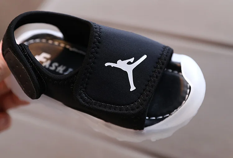LED босоножки Girls Sandals 2021 New Summer Boys Beach Shoes Children Baby Cruella Non-slip Popular Breathable and Refreshing