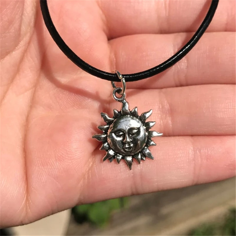 Vibrante Sole Di Fascino Della Collana Del Choker, Nero Di Cuoio Del Choker, Di Sun Del Fumetto Del Pendente, Collana Della Boemia Per La Donna