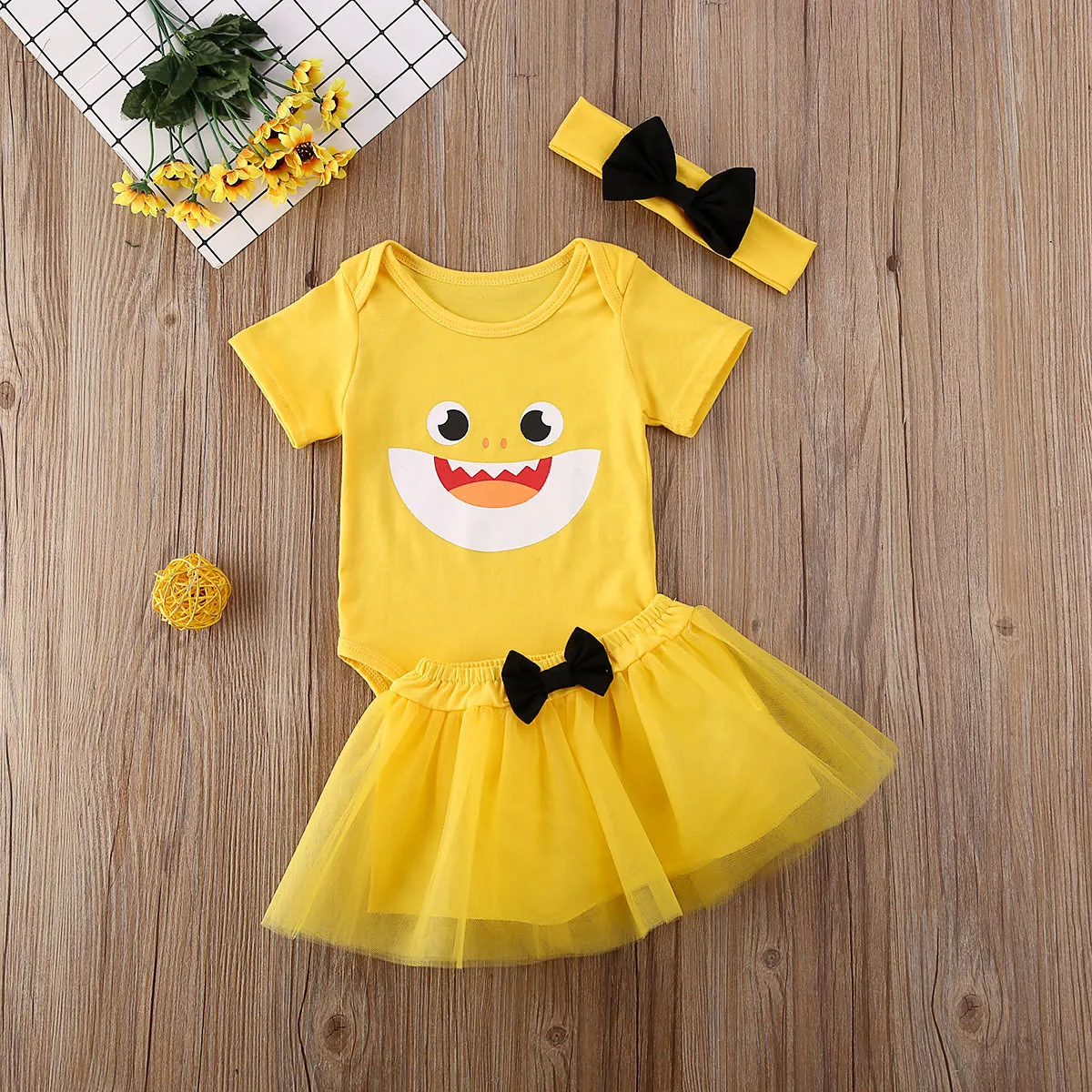 Новинка года; комплекты одежды для маленьких девочек; комплект из 3 предметов: комбинезон с рисунком+ Кружевная юбка-пачка+ повязка на голову
