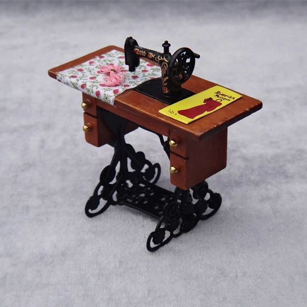 

Hot Sale Mini Sewing Machine with Cloth Model Vintage for 1/12 Scale Dollhouse Decoration