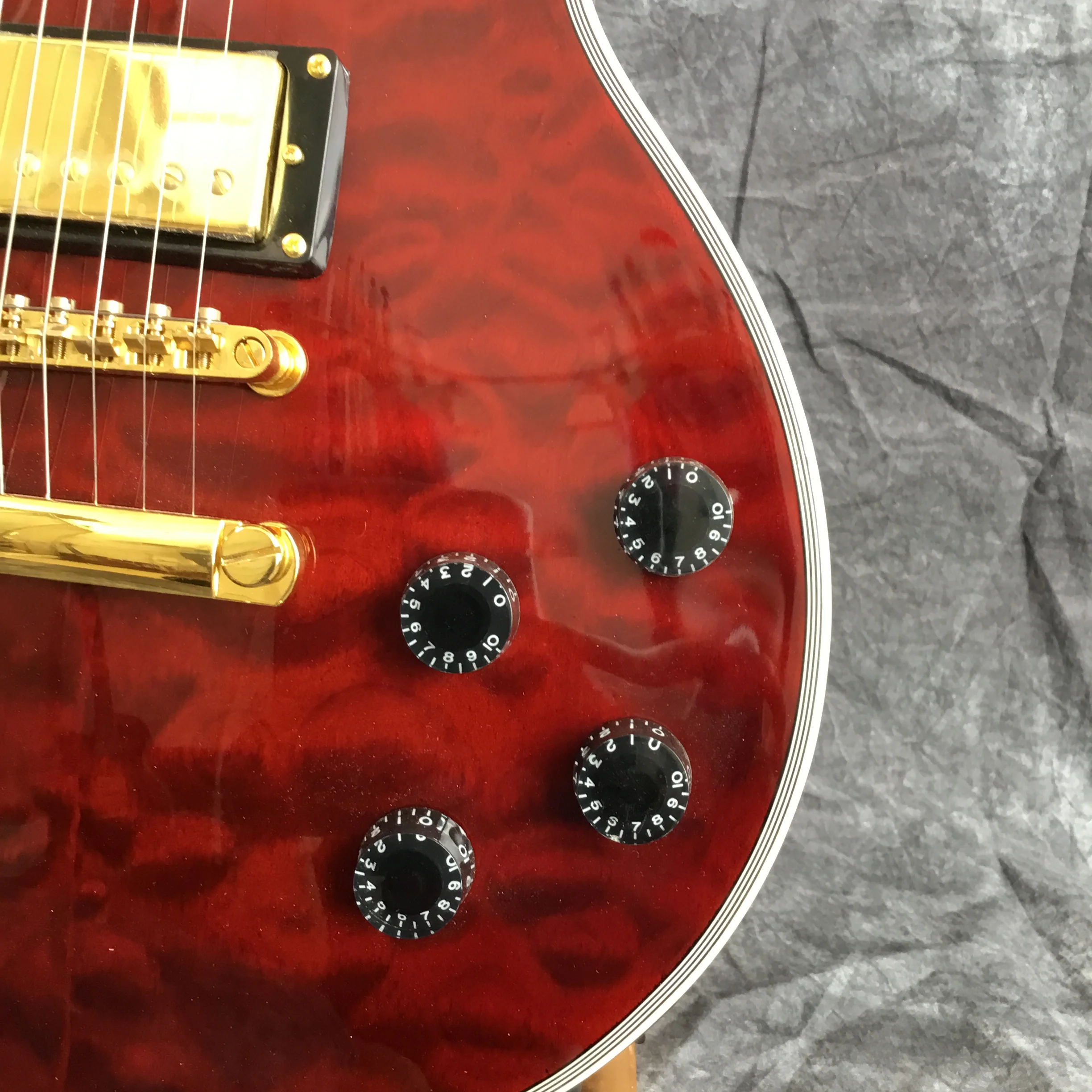 New electric guitar, mahogany fingerboard guitar, red flame 6-string guitar. Real photos, gold hardware, free shipping