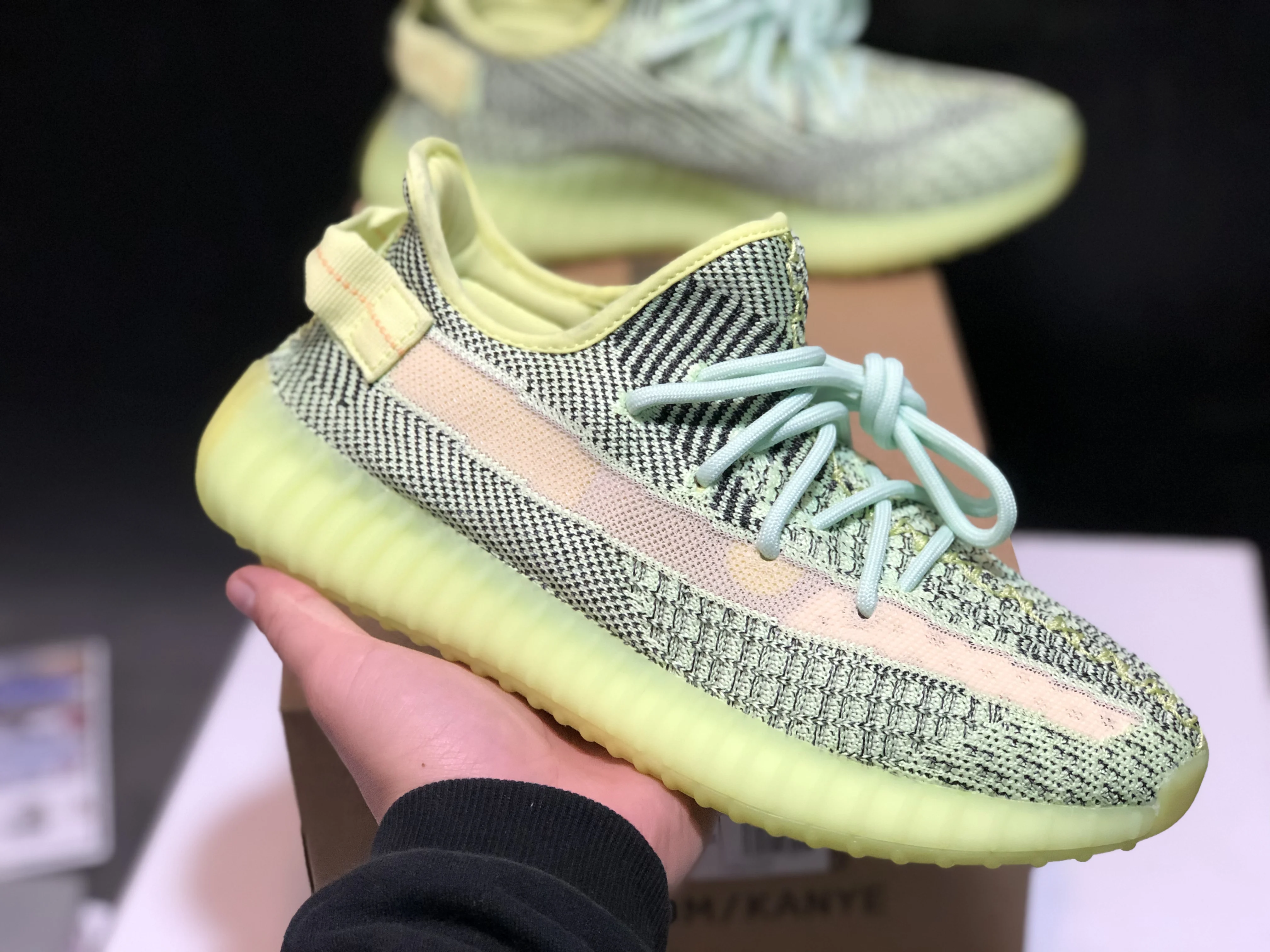 Новое поступление дышащие кроссовки yeezys air 350 v2 для мужчин и женщин, спортивные кроссовки 350v2, кроссовки унисекс, размер 36-46