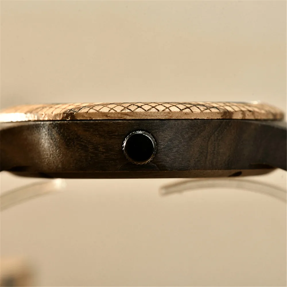 pulso de madeira com logo personalizado, relógio