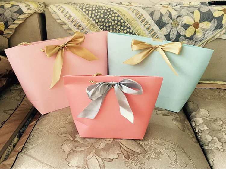 Новое прибытие свадебные подарочные пакеты большой размер коробка пакет/пижамы одежда упаковка золотая ручка бумажная коробка сумки индивидуальный логотип