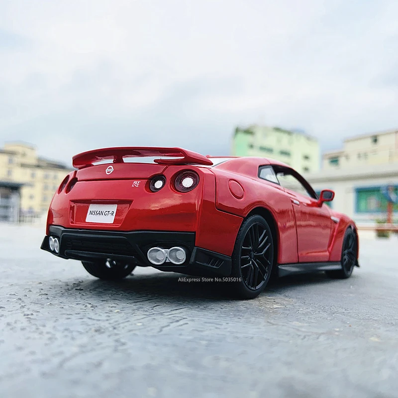 Bburago 1:24 2017 Nissan GTR simulation alloy car model crafts decoration collection toy tools gift