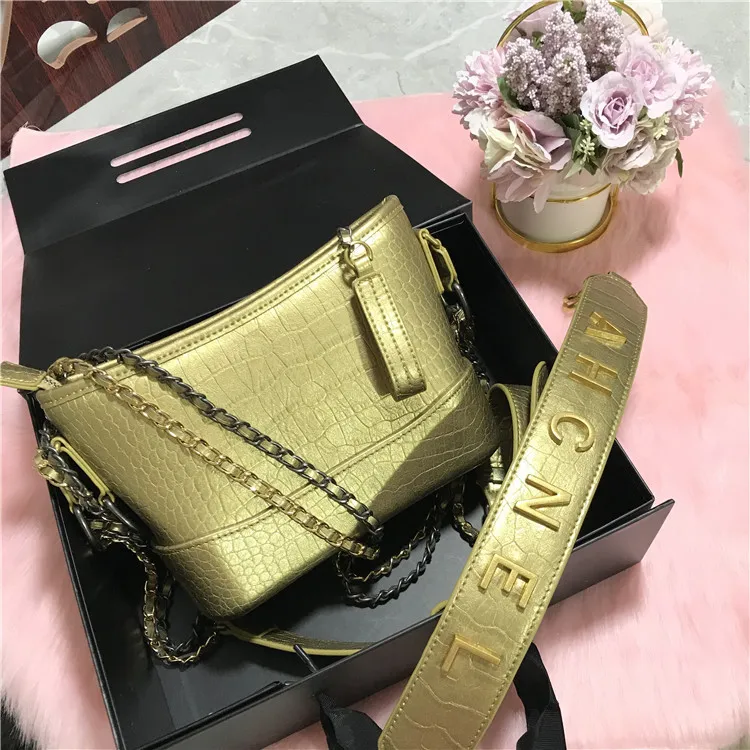 

2020 Wandering Baotou Layer Crocodile Grain Genuine Leather Woman Package Small Fragrance Diagonal Chain Metal Letter Wide