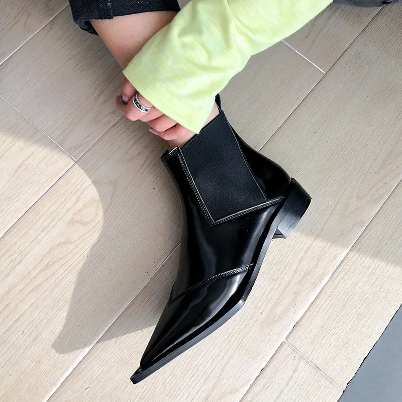 Черные кожаные ботинки «Челси»; женские пикантные ботильоны с острым носком; обувь на плоской подошве; коллекция года; модные женские ботинки в уличном стиле; сезон осень-зима