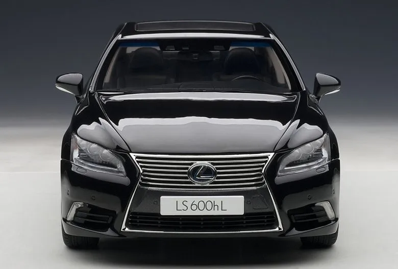 Литая классическая игрушка в подарок 1:18 Autoart Lexus LS600HL 2013 черный/серебристый/белый