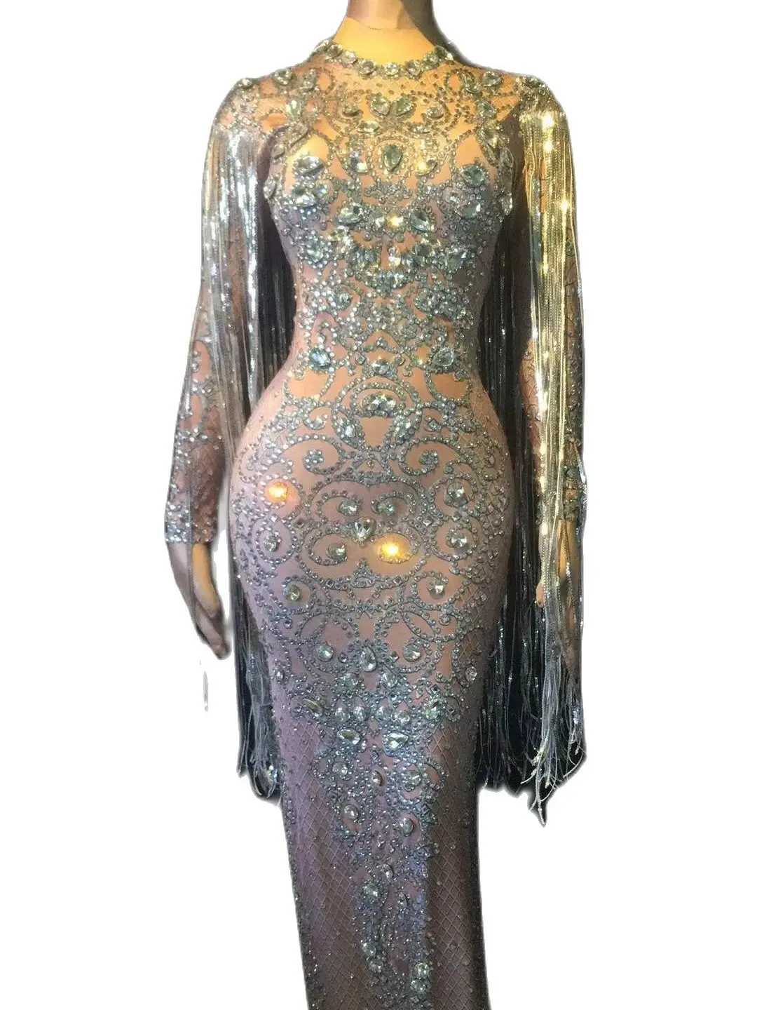 

Женское длинное серебряное платье с бахромой