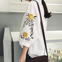 Blouses et chemises blanches décontractées à rayures et broderies florales pour femmes, hauts amples à manches trois quarts, col en V tendance 2