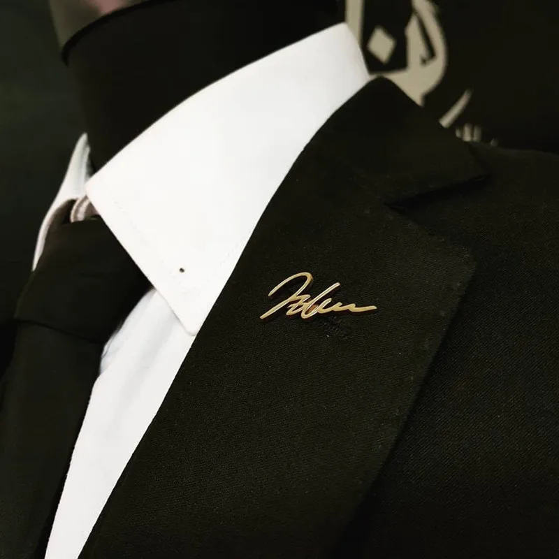 사용자 정의 로고 제품 이름 옷깃 핀 패션 브로치 골드 도금 스테인레스 스틸 배지 웨딩 Groomsman 맞춤형 선물