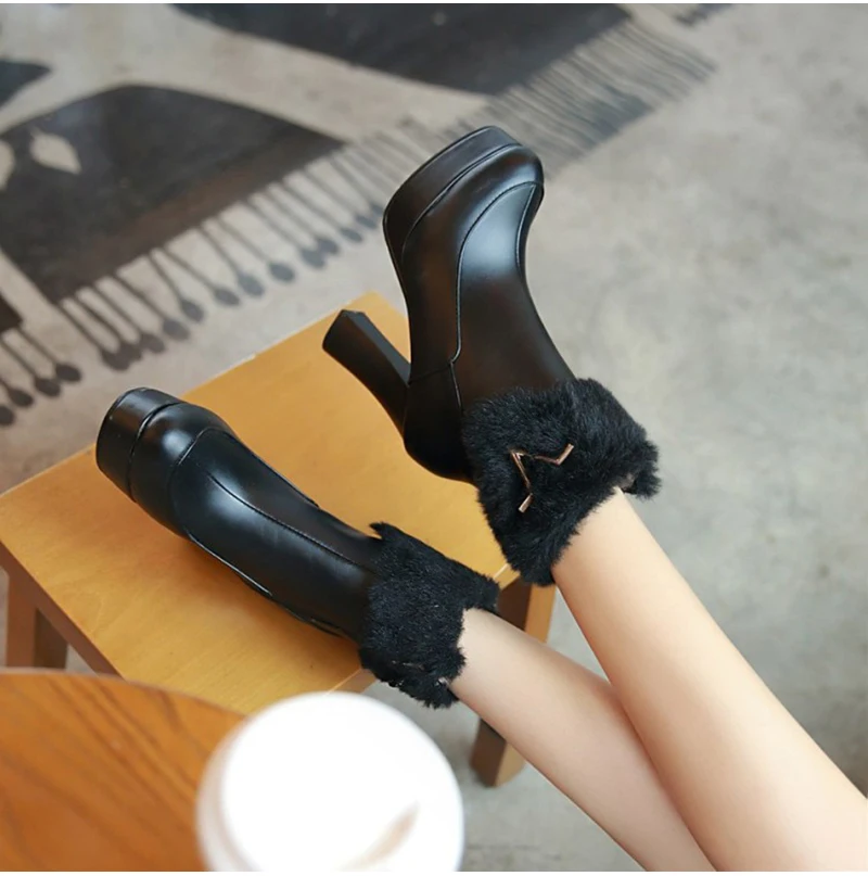 Kiiyilala/зимние ботинки на меху без шнуровки женская обувь на платформе 10,5 см на не сужающемся книзу массивном каблуке женские ботильоны с круглым носком и металлическим украшением Большие размеры