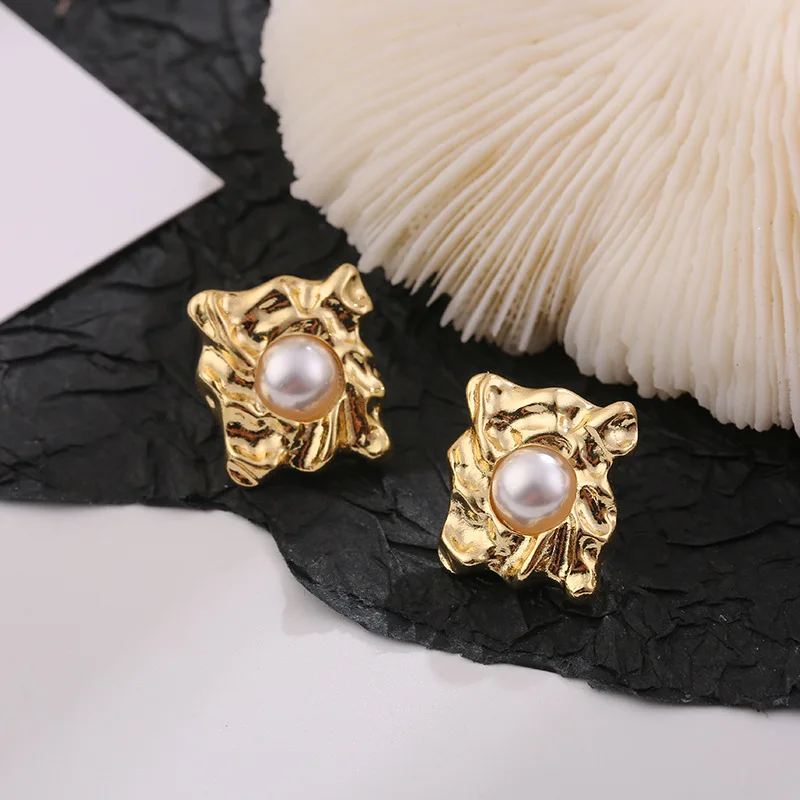 

2020 Fashion Baroque Vintage Simple Square Stud Earrings Gold Color Imitation Pearl Metal Geometric Earrings for Women Jewelry