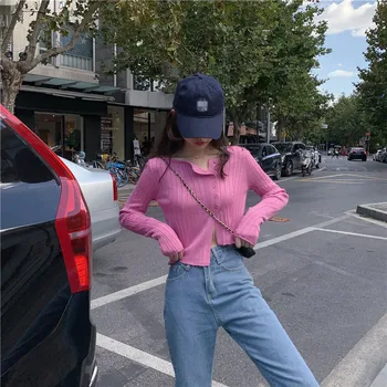 

The new asymmetric short thin knitted sweater is taken in the fall and winter of 2020, showing a thin and slim fit cardigan