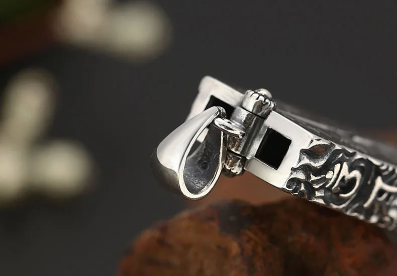 11338457683_1886861696