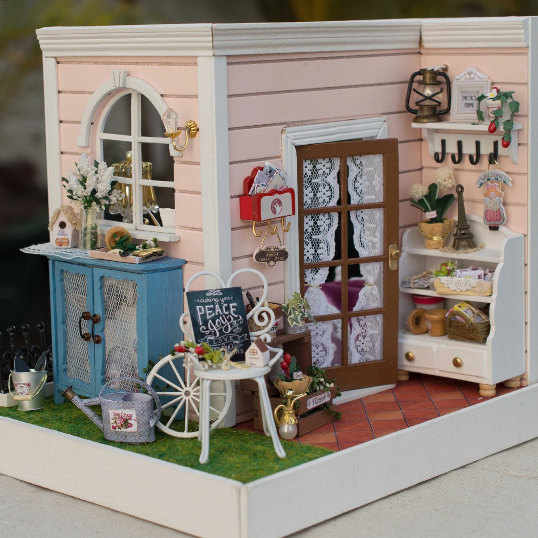 Interesting Dollhouse Sandy Happy Hour 3D Assembly DIY Household Creative House Kit With/Without Dust Cover