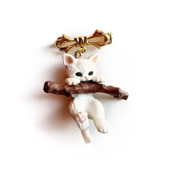 

Cute Animal Cat Brooch брошь Naughty Cat With Branch Play Lapel Pin Clothes Pin Unisex Party Bijoux Christmas Best Gift