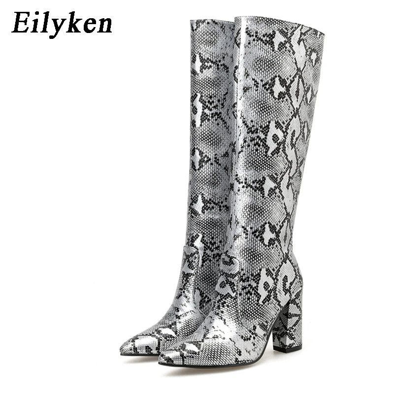 Eilyken; коллекция года; зимние сапоги до колена; пикантные сапоги из змеиной кожи; женские сапоги на высоком квадратном каблуке с острым носком на молнии